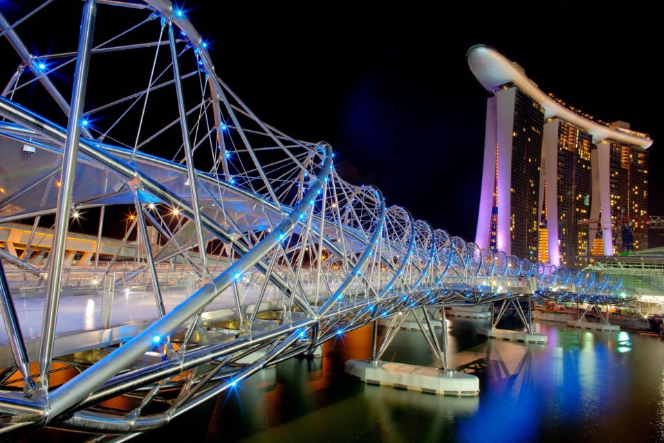 Another attraction is the Double Helix Bridge that connects the Marina Bay to the Esplanade. This is the only Double Helix bridge in the world and is an engineering spectacle.